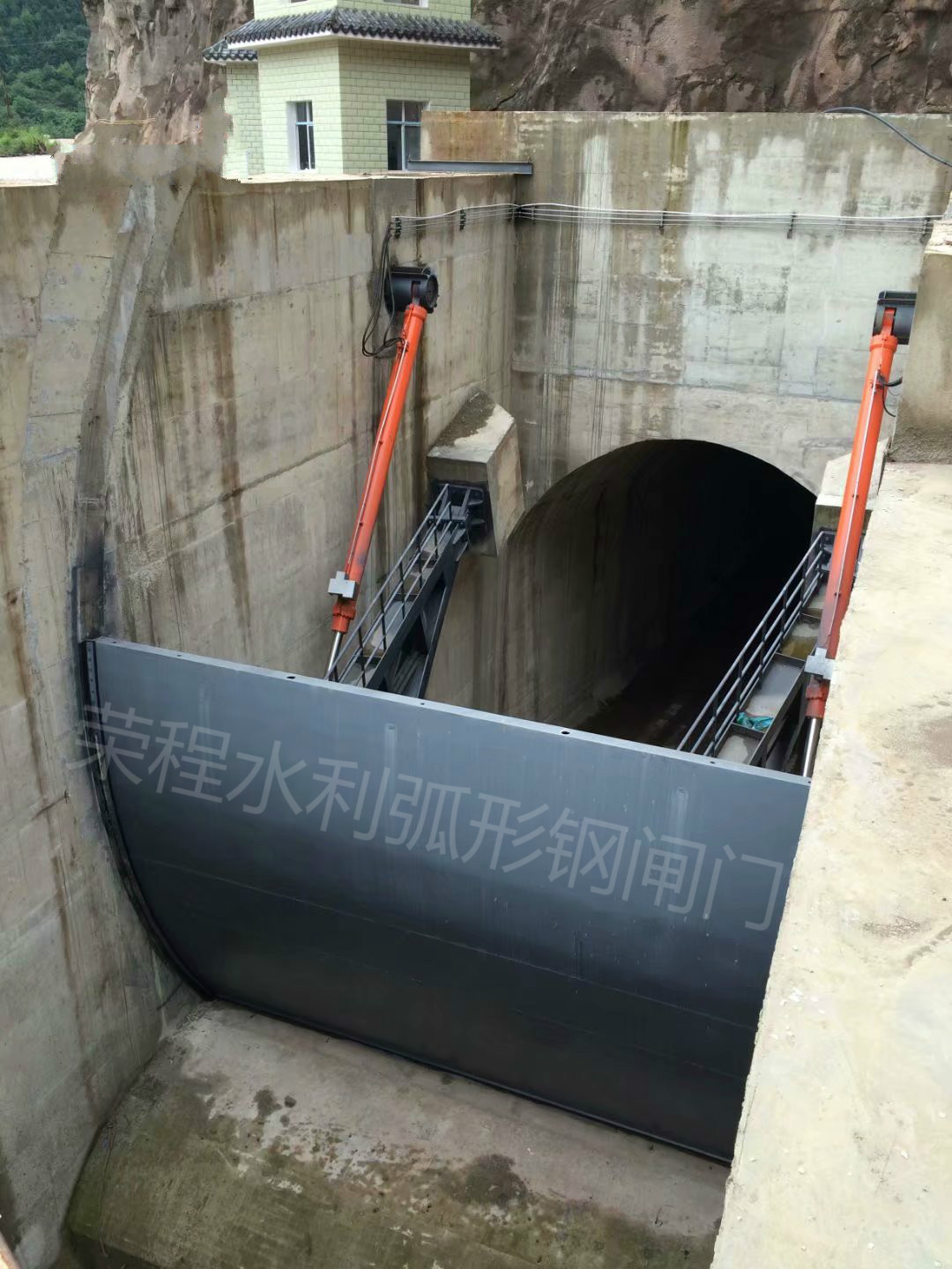 弧形閘門和液壓啟閉機設配套設備